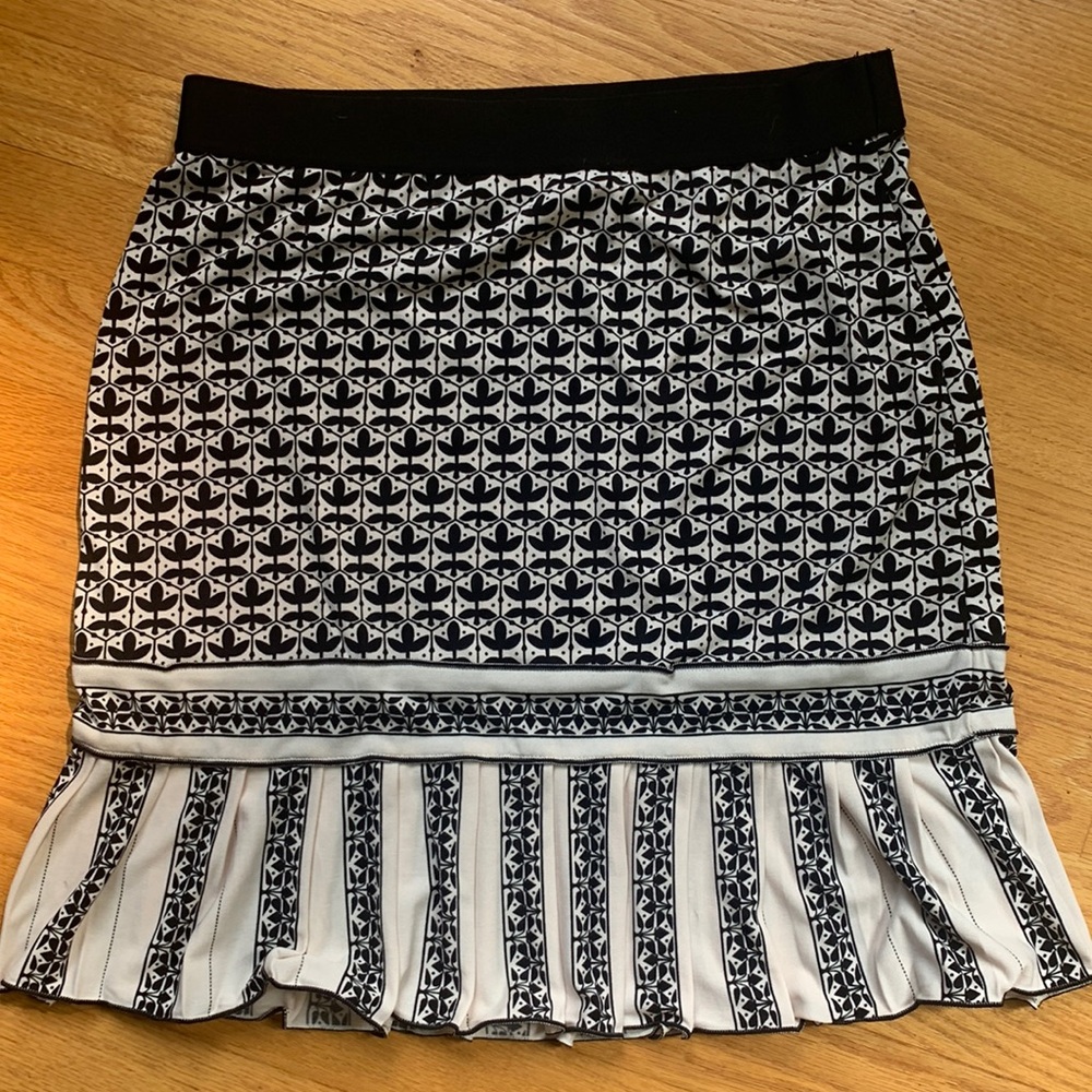 Max Studio Black and White Patterned Ruffle Hem Skirt